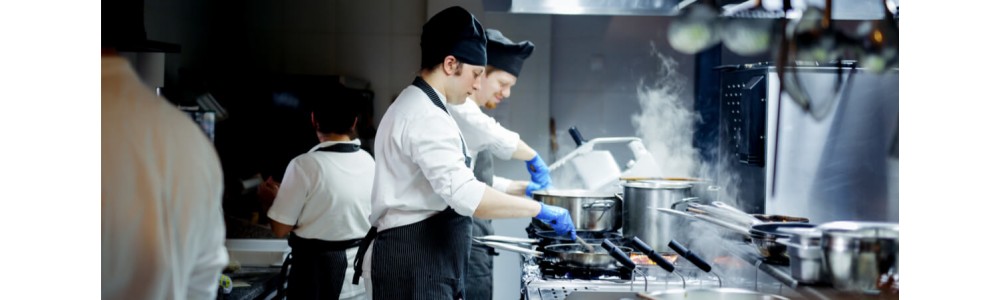 L'importanza dell'abbigliamento professionale cucina: come influisce sulle prestazioni lavorative