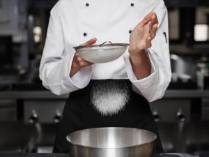 Contenitori per alimenti professionali: come scegliere tra vaschette e bacinelle