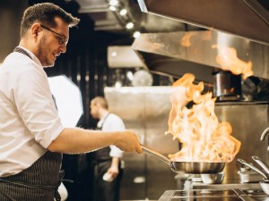 Guida alla scelta, manutenzione e pulizia delle cappe aspiranti per ristoranti: normativa e necessità specifiche dell'attività ristorativa