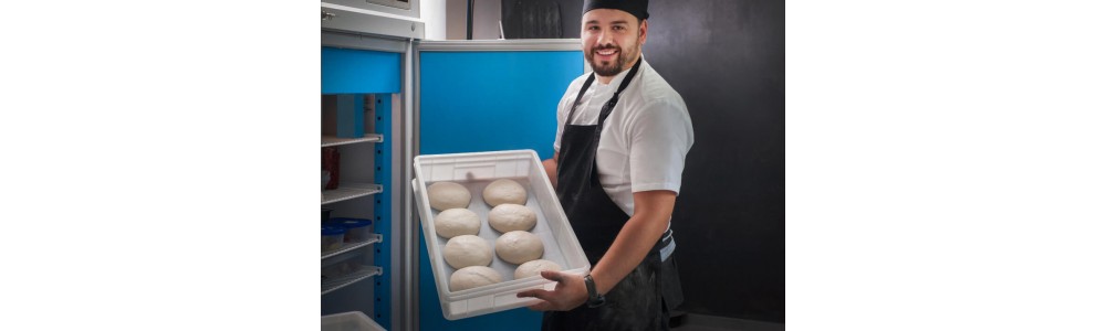 Come scegliere e usare i contenitori per impasto pizza: la guida di chi vive ogni giorno il banco di una pizzeria