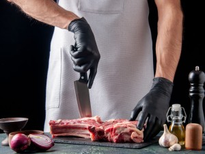 Segaossa nel lavoro quotidiano: differenze tra macelleria e ristorazione