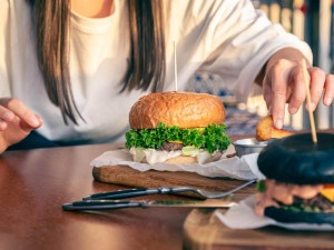 Hamburgatrice nel laboratorio: differenze tra macelleria e ristorazione