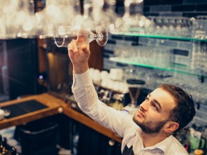 Cosa rende le lavabicchieri professionali per bar così rapide (e perché la tua cura le fa andare ancora più forte)