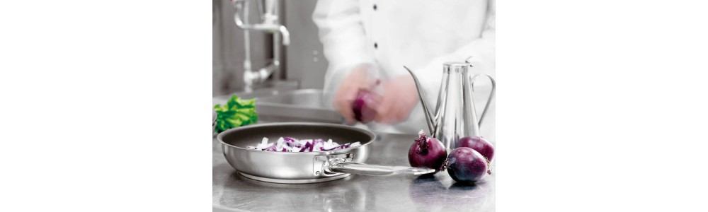 Cucina in modo professionale con le padelle e pentole acciaio inox professionali Paderno