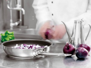 Cucina in modo professionale con le padelle e pentole acciaio inox professionali Paderno