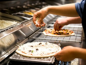 Banco pizza professionale: guida alla scelta per ogni tipo di pizzeria