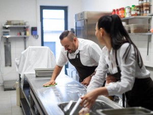 Cleaning and maintenance of the professional hamburger press: hygiene, safety and operational continuity